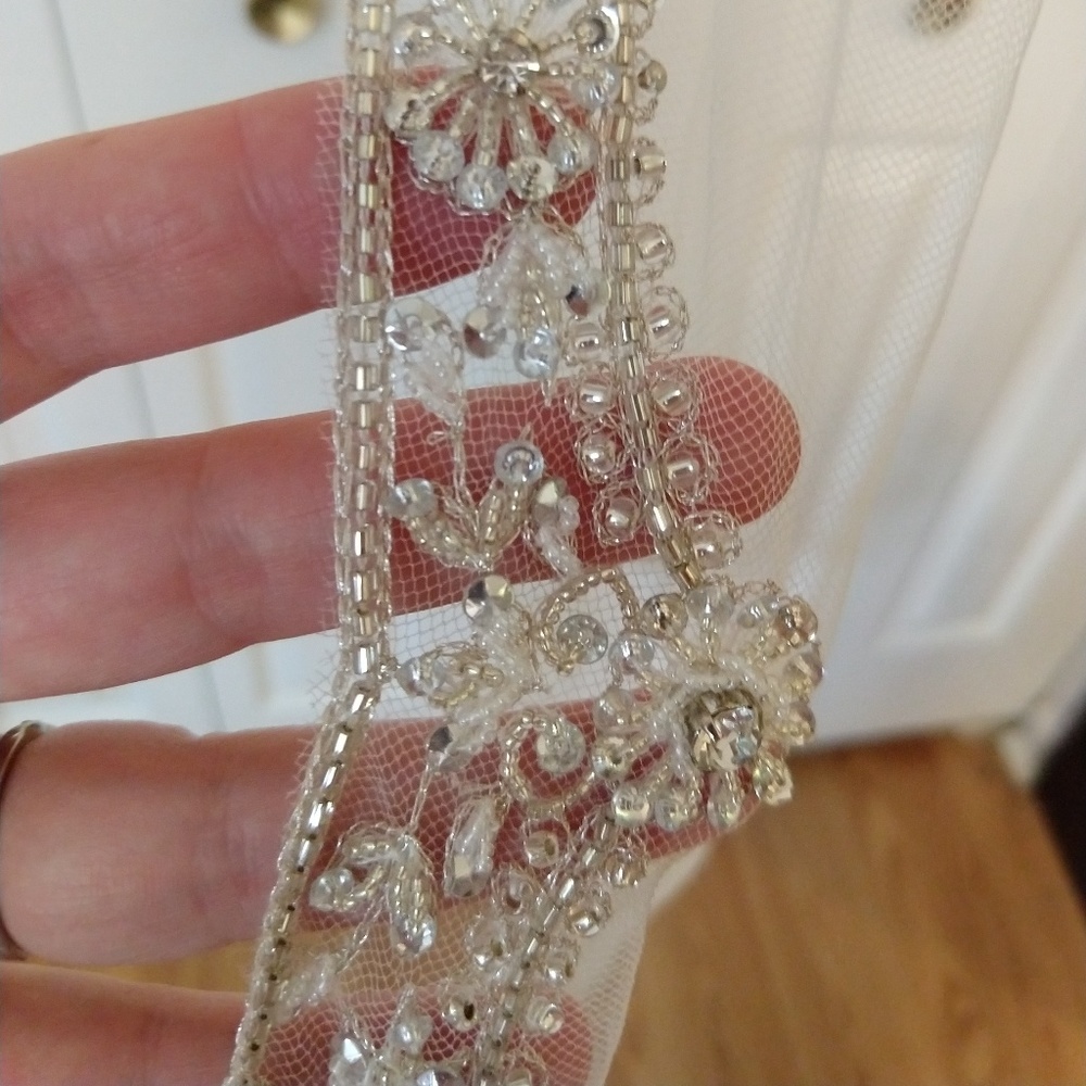 NWOT Bridal veil fingertip scalloped crystal edge